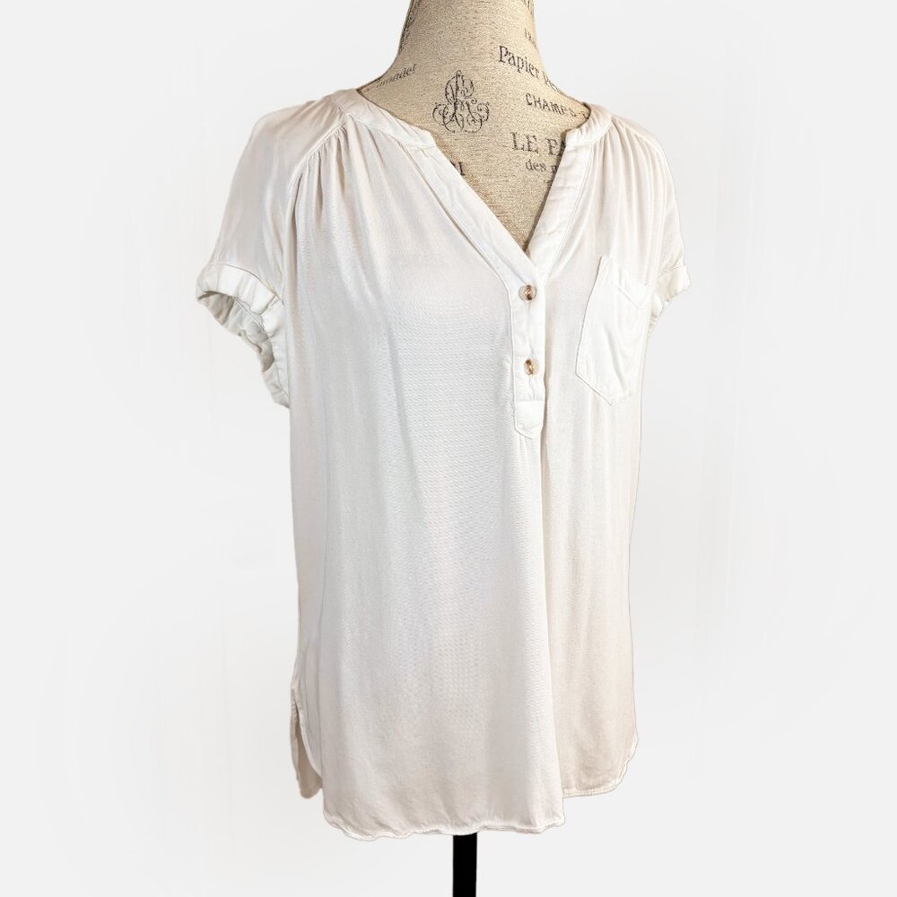 Rose + Olive White Short Sleeve Blouse with Front Pocket – Size L